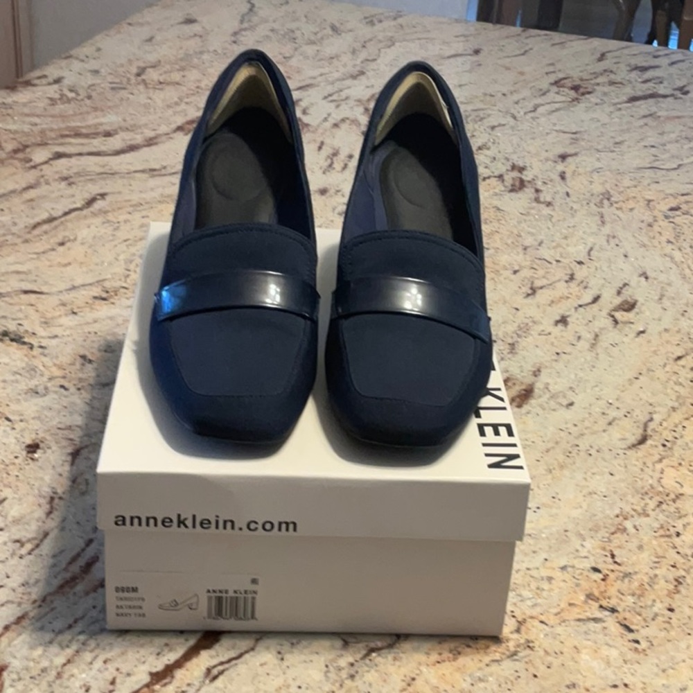 Anne Klein iflex Navy Square-Toe Stacked Heels. Size 9M.